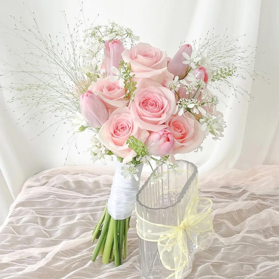 Hoa cưới tròn pastel cầm tay cô dâu